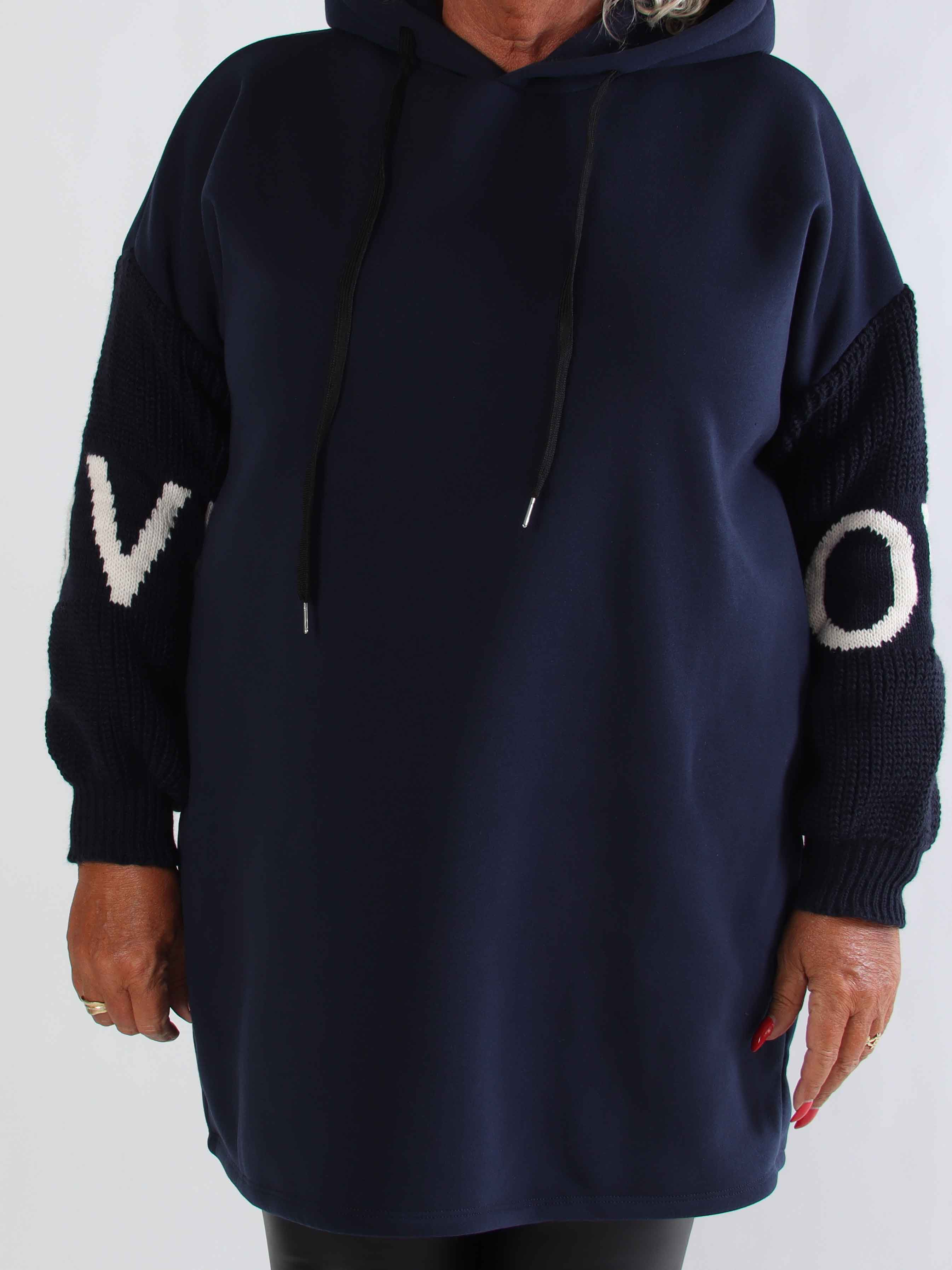 Debbie Hoodie - Huvtröja i plus size med stickade ärmar